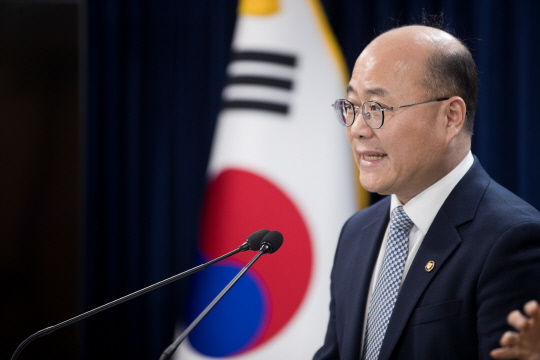 이창윤 과기정통부 1차관이 12일 정부서울청사에서 양자전략위원회 출범 및 권텀 이니셔티브 추진 전략에 대해 브리핑하고 있다.  과기정통부 제공